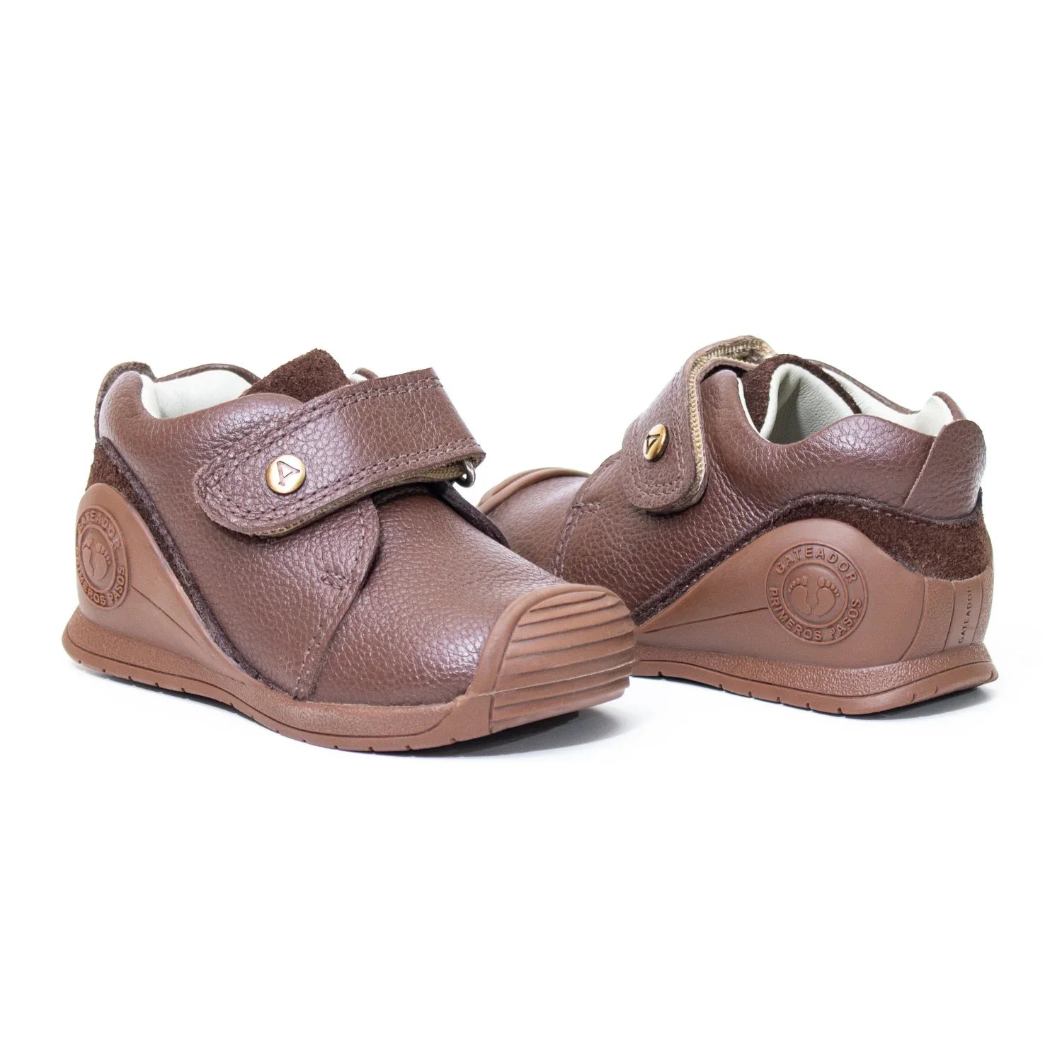 Zapatos para Niños de color marron en vista frontal