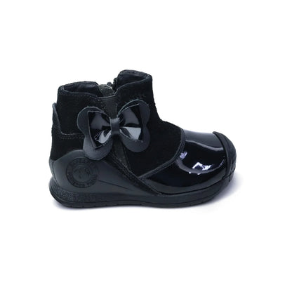 Zapatos para Niñas de color negro charol en vista lateral derecha