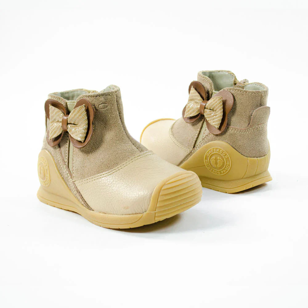 Zapatos para Niñas de color nude en vista lateral derecha