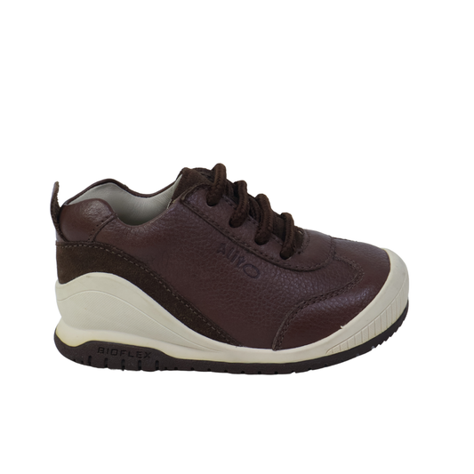 Zapatos para Niños de color marron en vista frontal