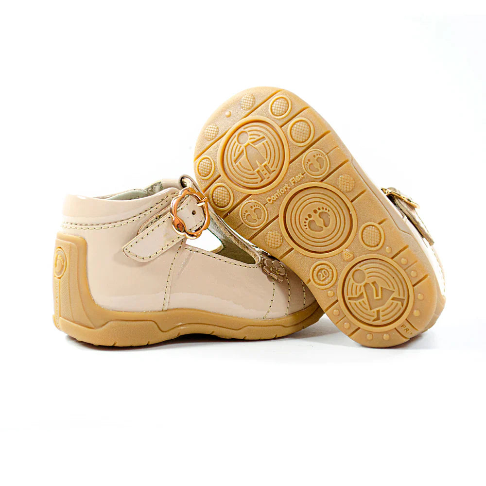 Zapatos para Niñas de color hebilla nude en vista lateral izquierda