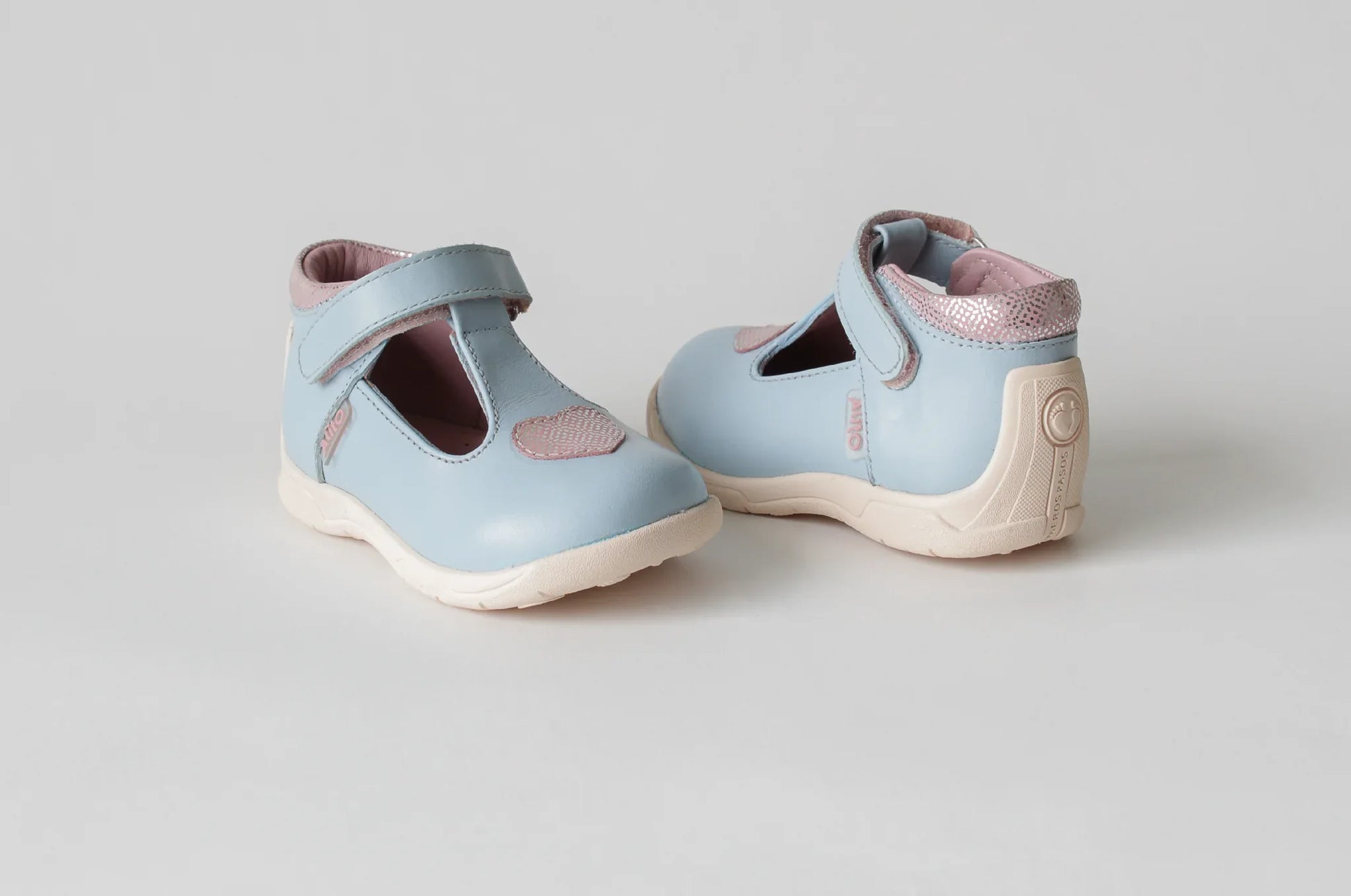 Zapatos para Niñas de color pega celeste en vista frontal