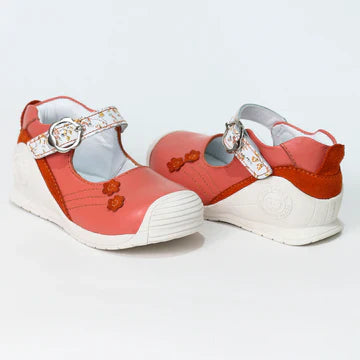 Zapatos para Niñas de color coral en vista frontal