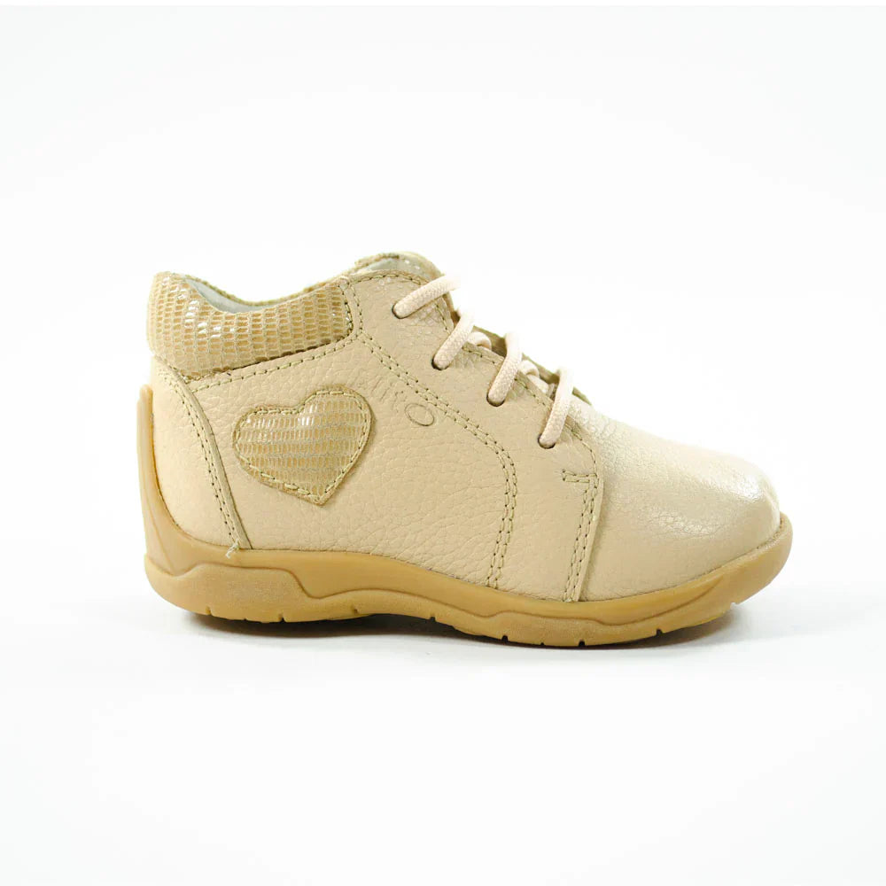 Zapatos para Niñas de color nude en vista lateral derecha