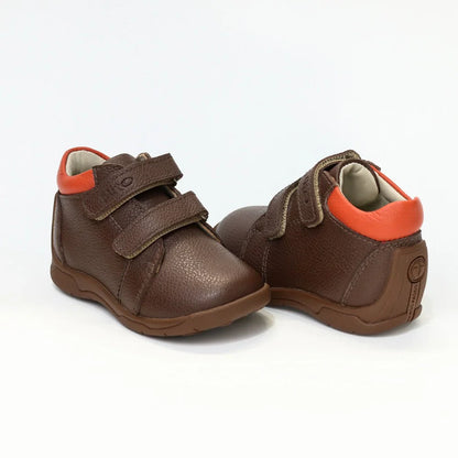 Zapatos para Niños de color marron en vista frontal