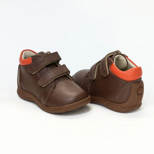 Zapatos para Niños de color marron en vista frontal