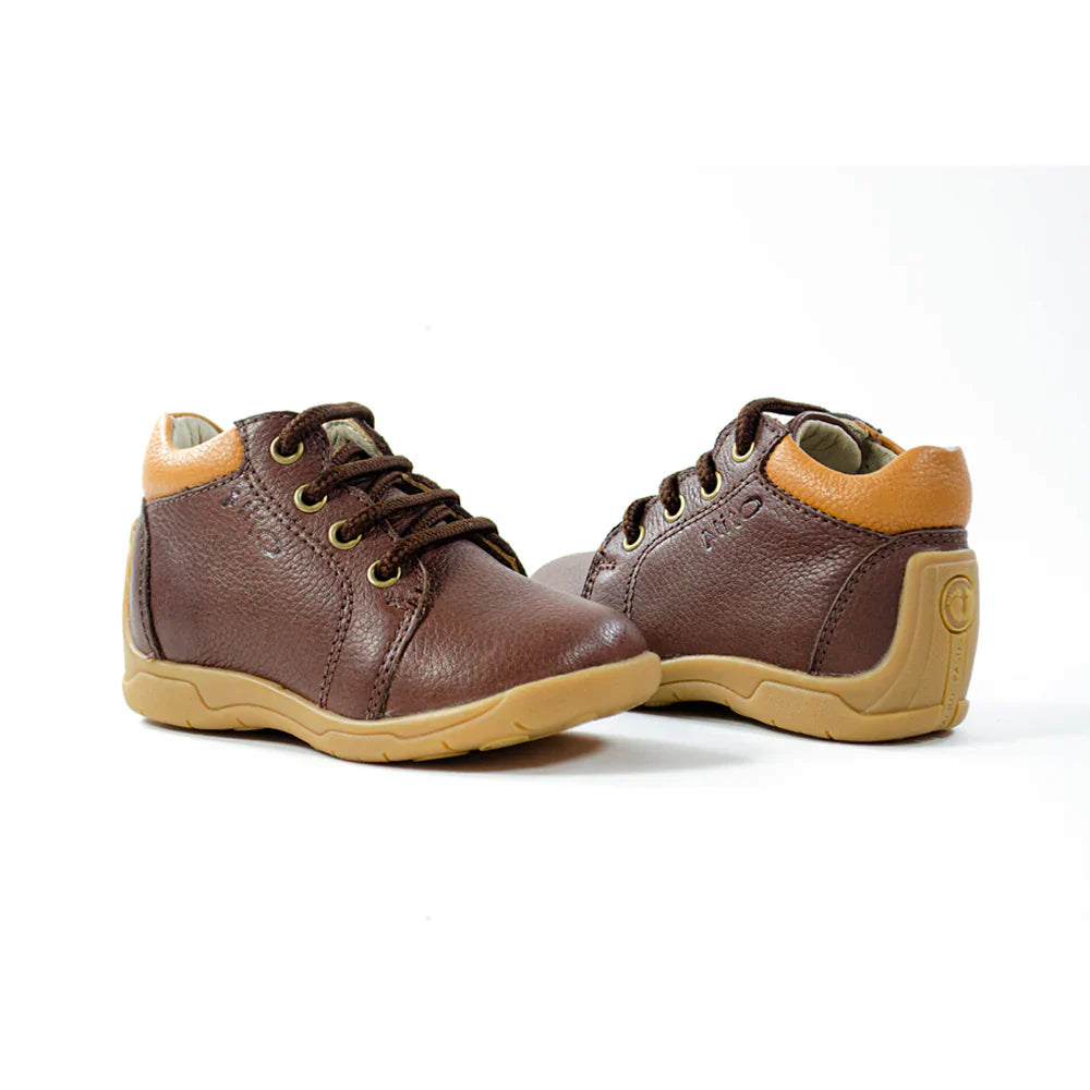 Zapatos para Niños de color marron en vista frontal