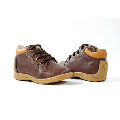 Zapatos para Niños de color marron en vista frontal