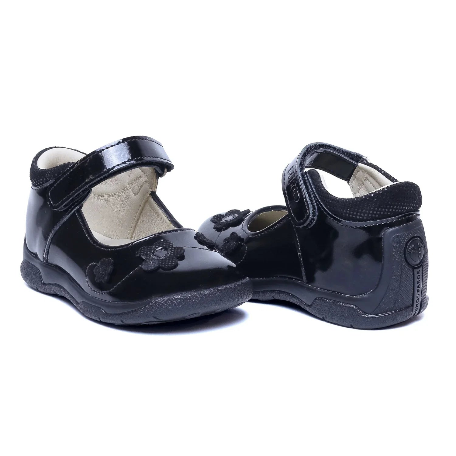 Zapatos para Niñas de color negro charol en vista frontal