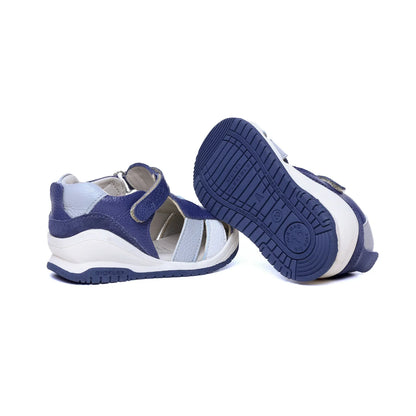 Sandalias para Niños de color azul pega en vista lateral izquierda