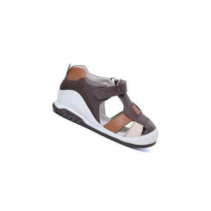 Sandalias para Niños de color marron pega en vista frontal