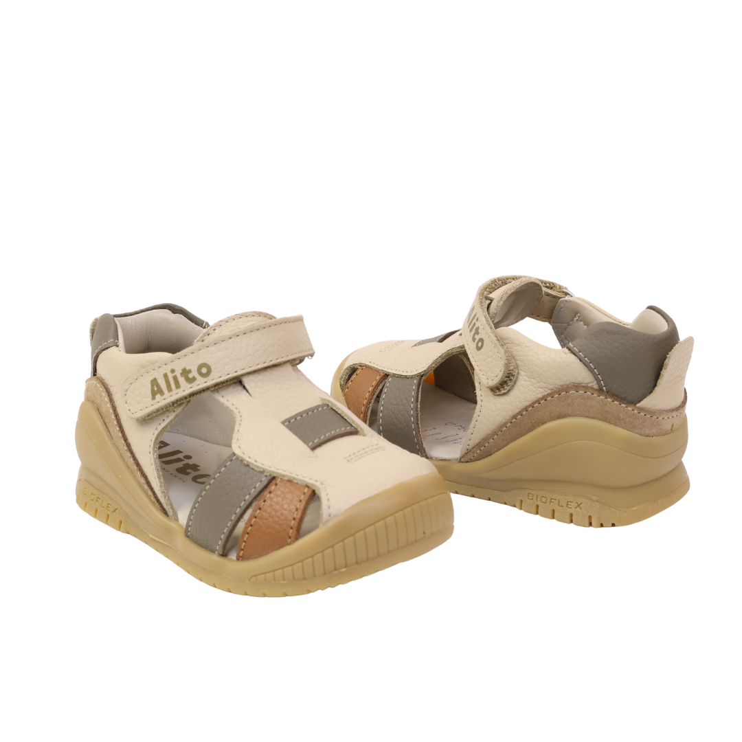 Sandalias para Niños de color nude pega en vista lateral derecha
