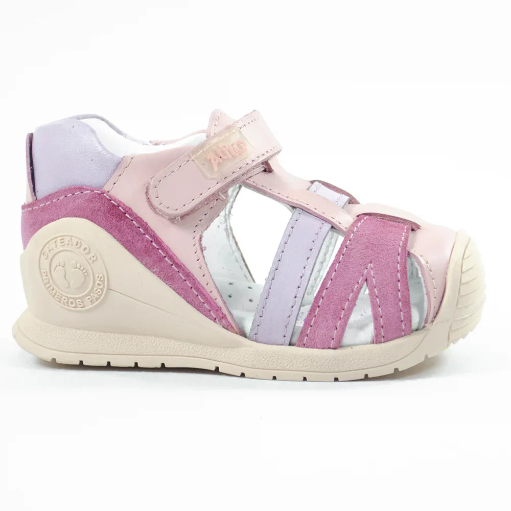 Sandalias para Niñas de color rosado en vista lateral derecha
