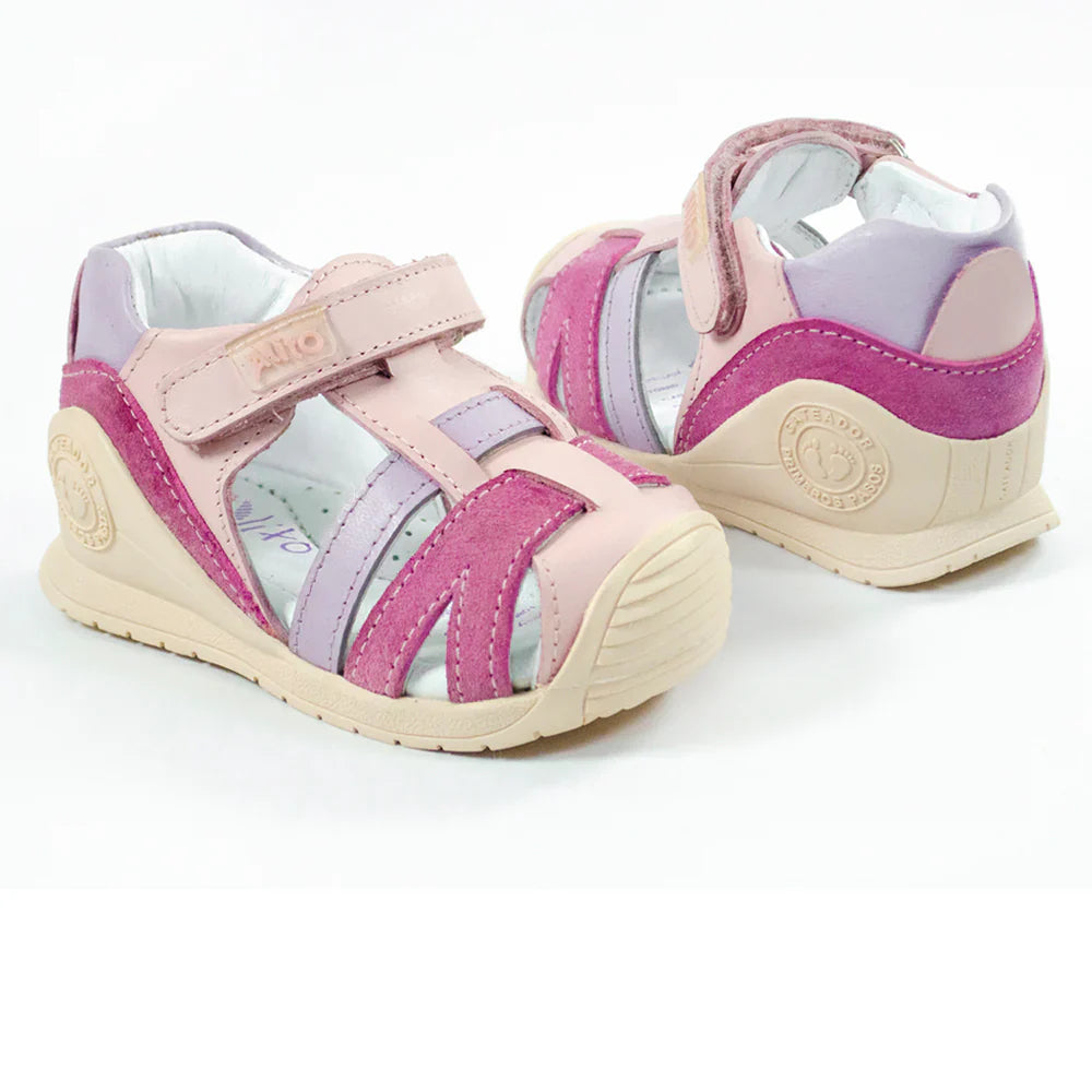 Sandalias para Niñas de color rosado en vista frontal