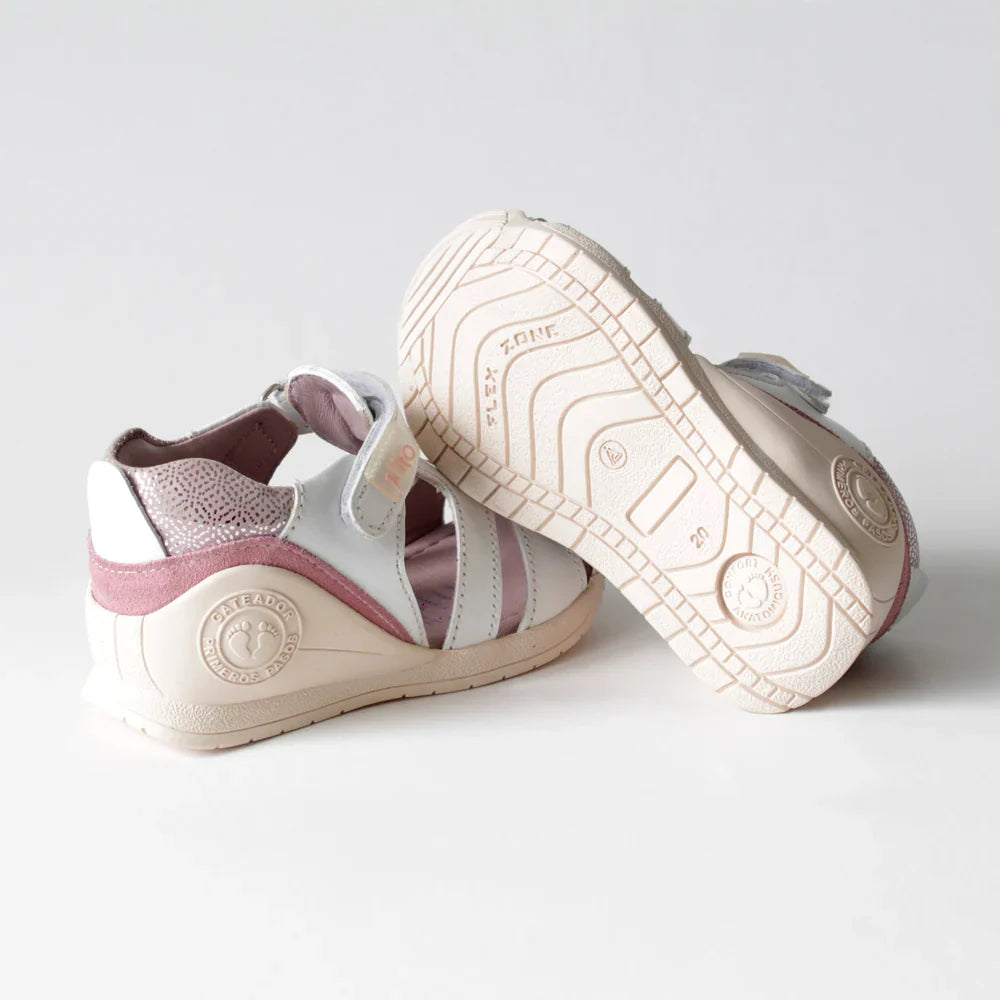 Sandalias para Niñas de color blanco en vista lateral izquierda