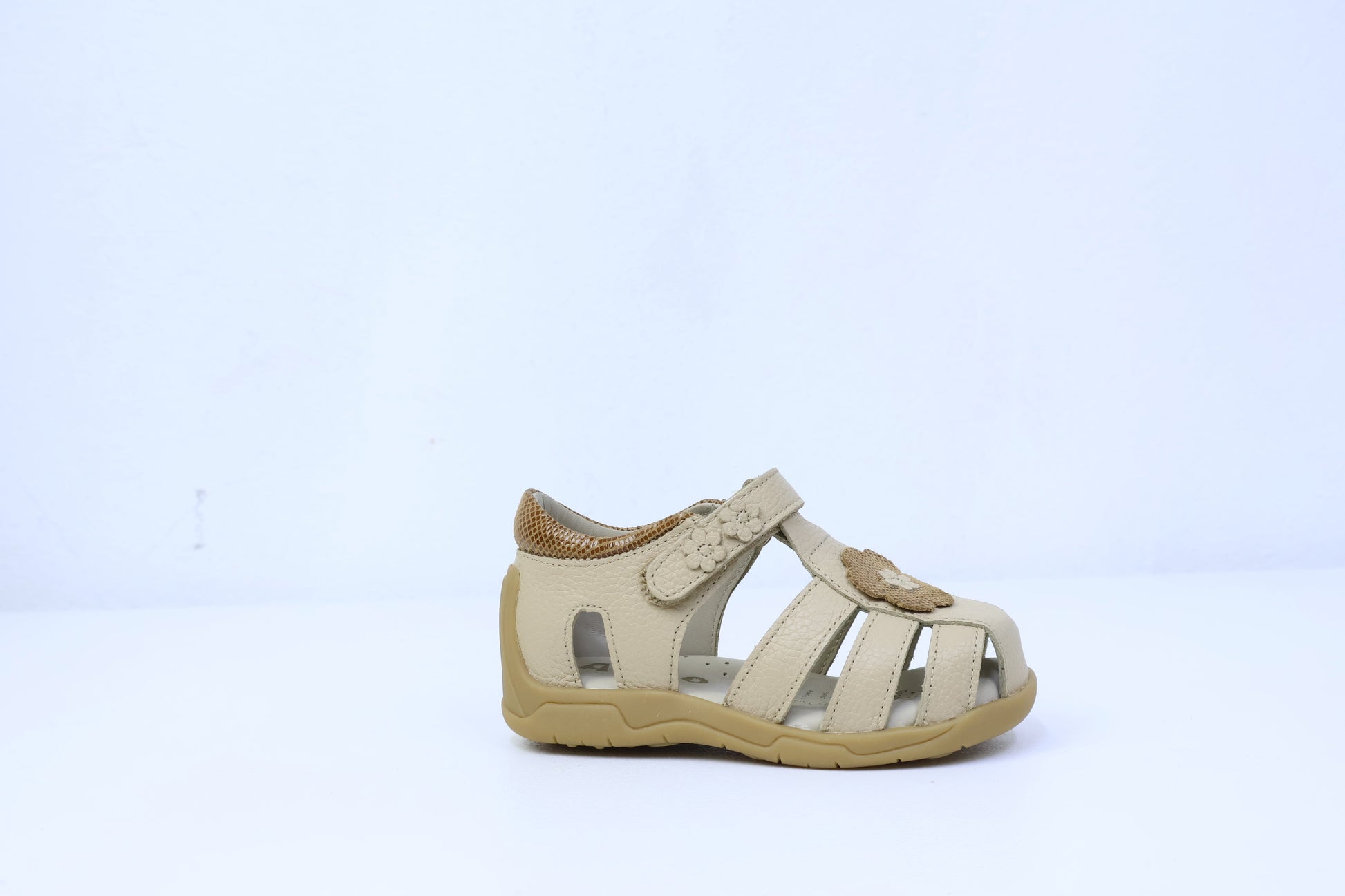 Sandalias para Niñas de color nude en vista lateral derecha