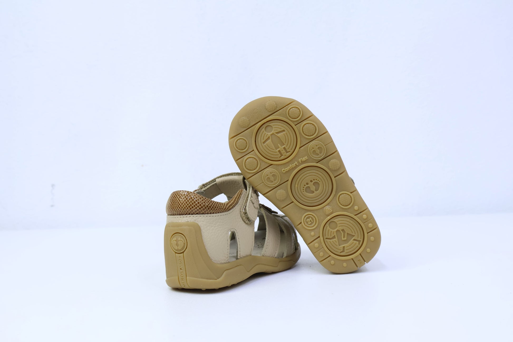 Sandalias para Niñas de color nude en vista lateral izquierda