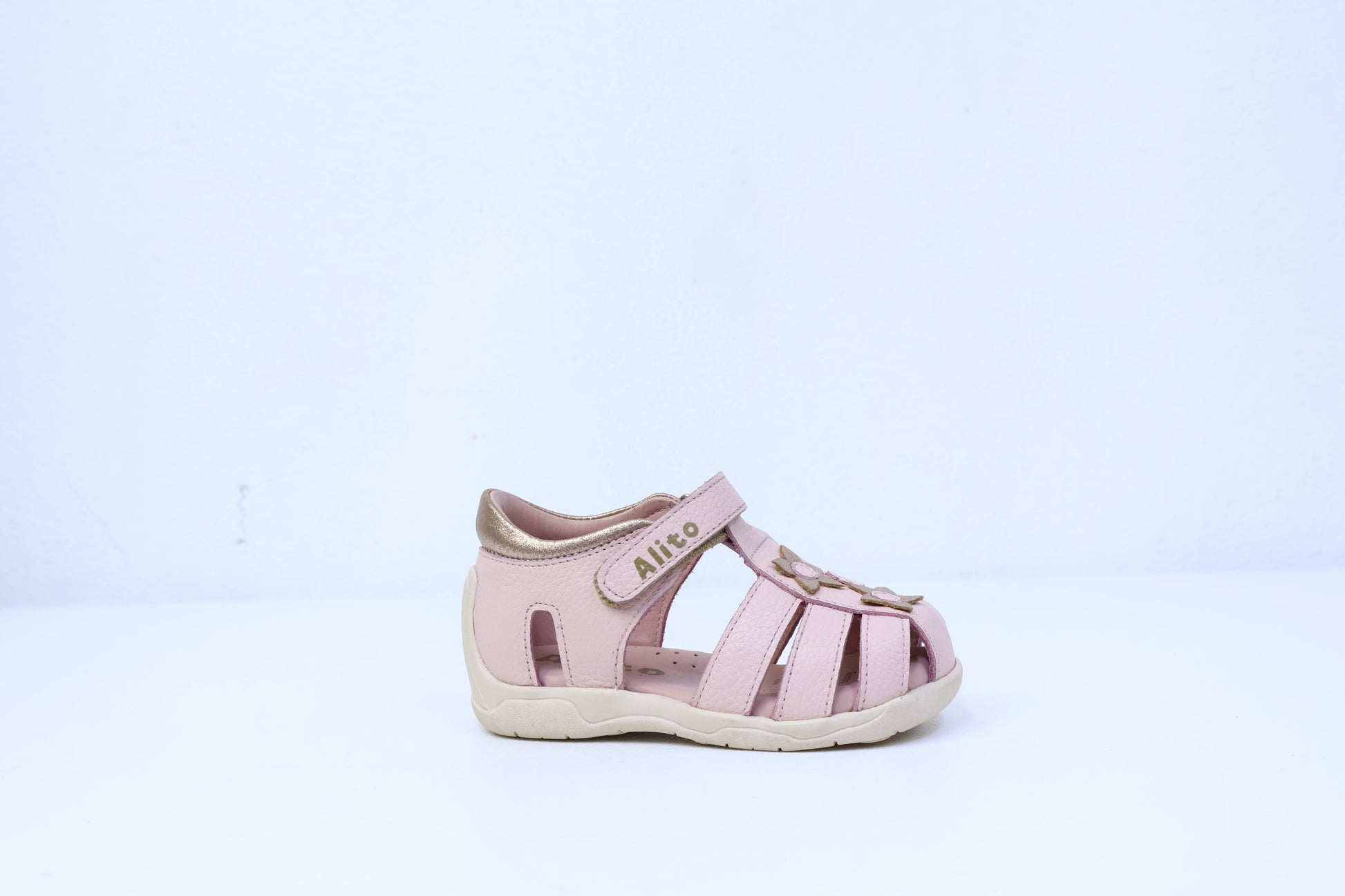 Sandalias para Niñas de color pega folia nude en vista lateral derecha