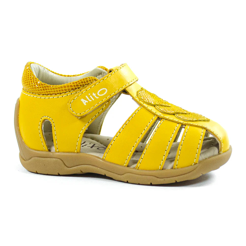 Sandalias para Niñas de color amarillo en vista lateral derecha
