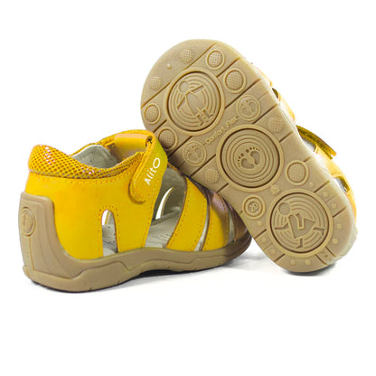 Sandalias para Niñas de color amarillo en vista lateral izquierda