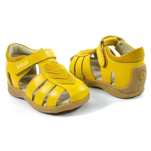 Sandalias para Niñas de color amarillo en vista frontal