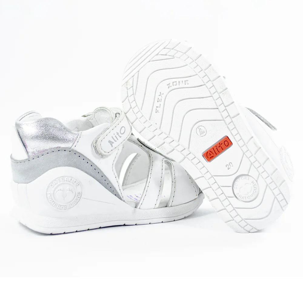 Sandalias para Niñas de color blanco en vista lateral izquierda