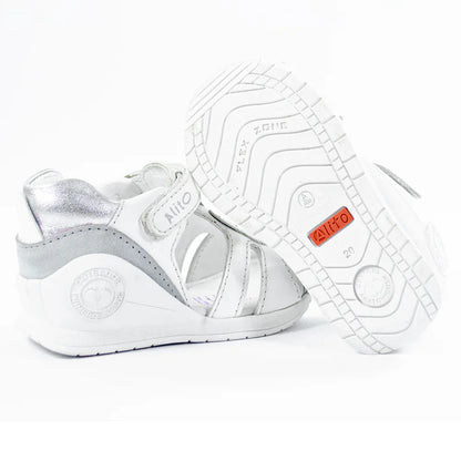 Sandalias para Niñas de color blanco en vista lateral izquierda
