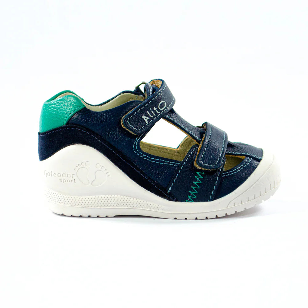 Sandalias para Niños de color azul en vista lateral derecha