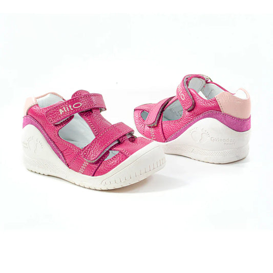 Sandalias para Niñas de color fucsia en vista frontal