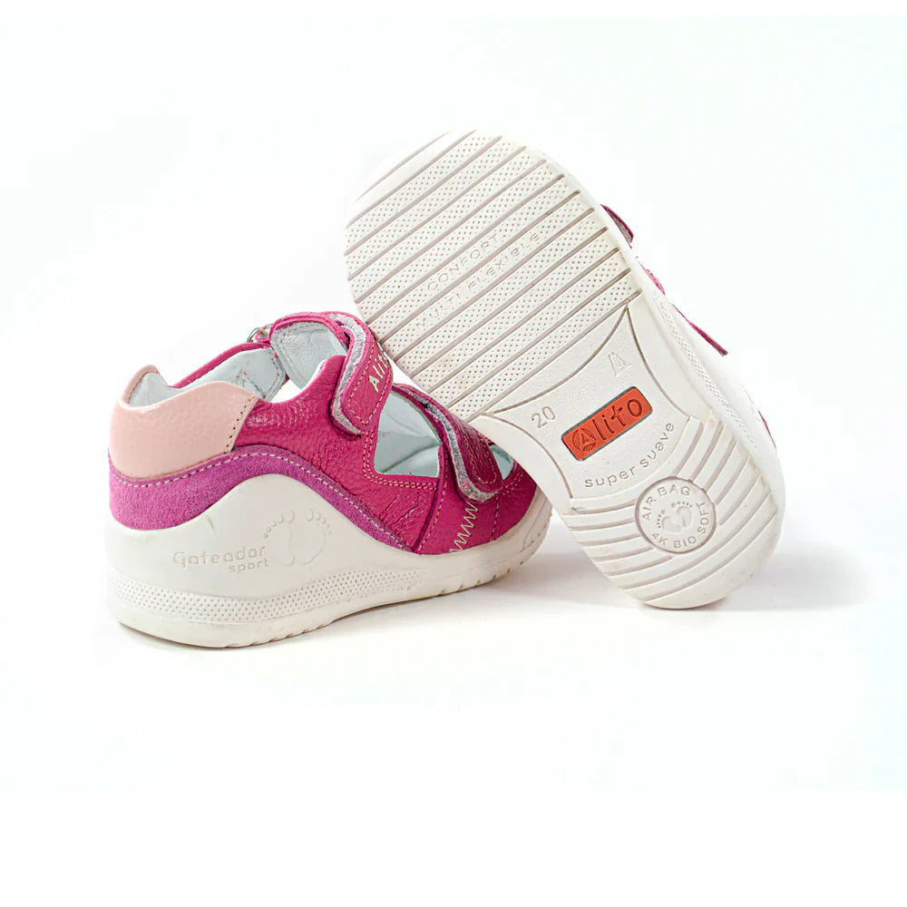 Sandalias para Niñas de color fucsia en vista lateral izquierda