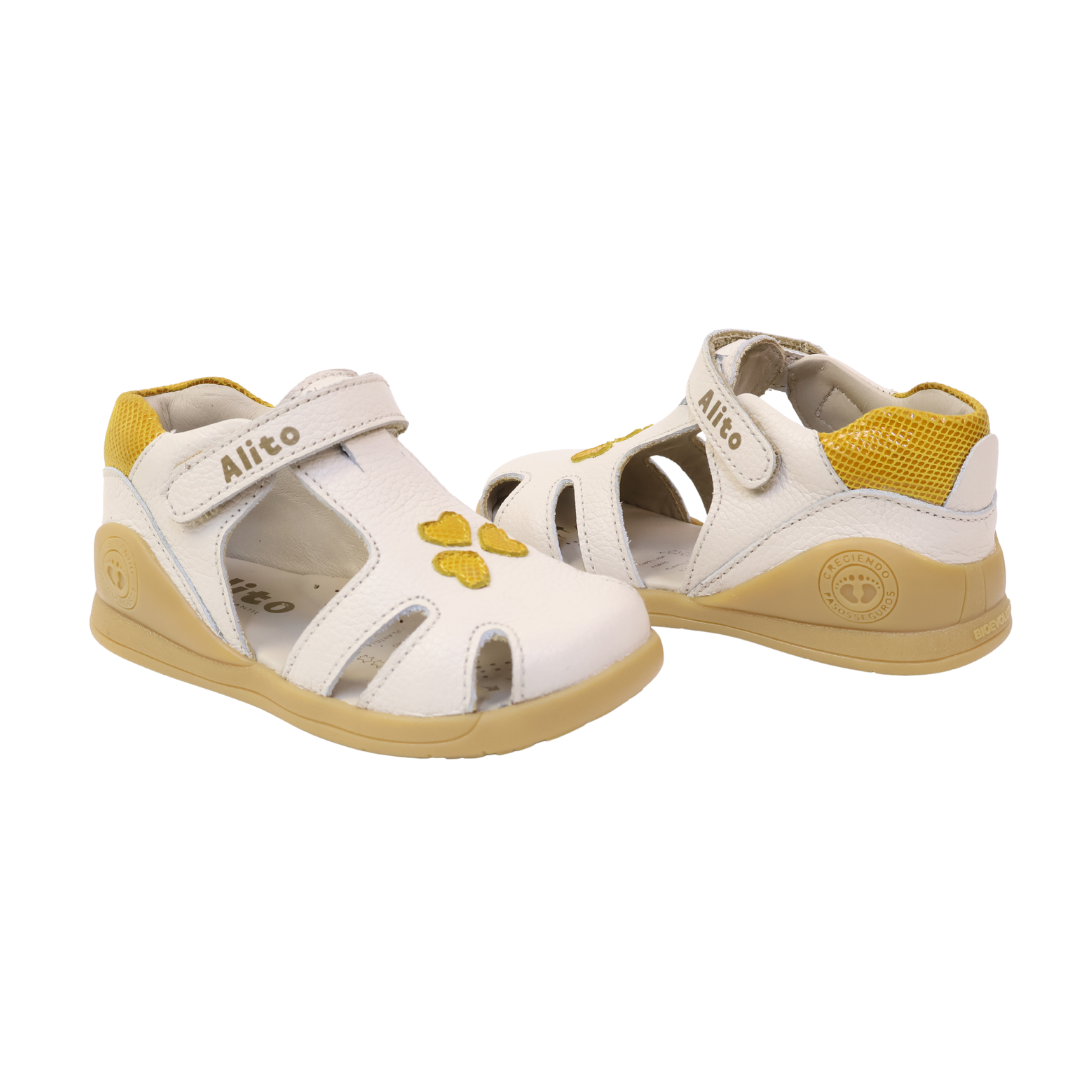 Sandalias para Niñas de color hueso en vista lateral izquierda