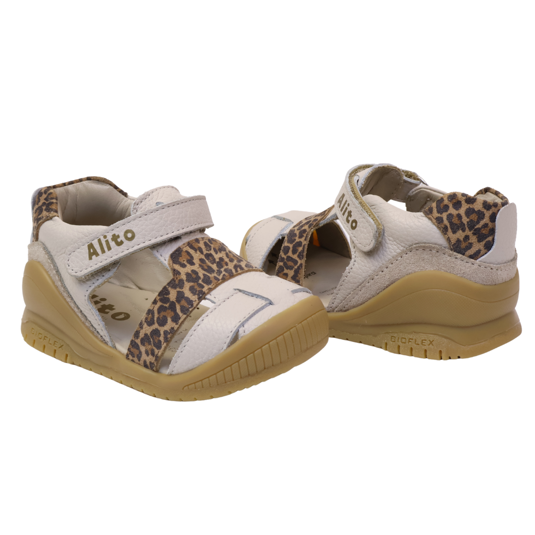 Sandalias para Niñas de color animal print en vista lateral derecha