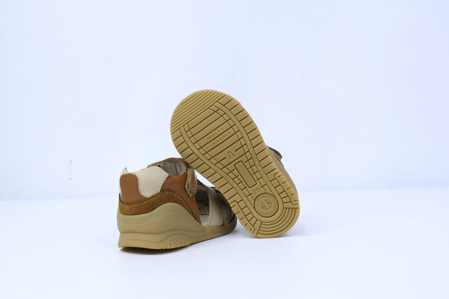 Sandalias para Niños de color natural en vista lateral izquierda