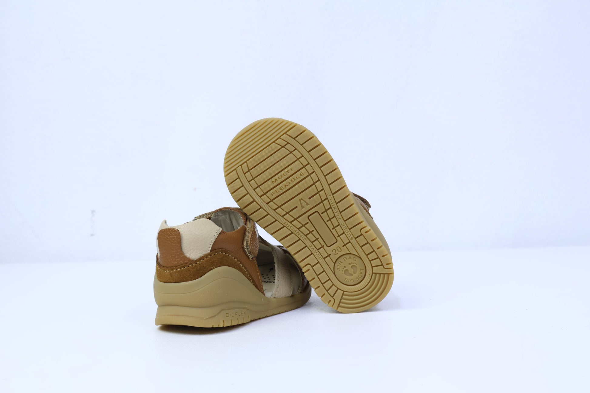 Sandalias para Niños de color natural en vista lateral izquierda