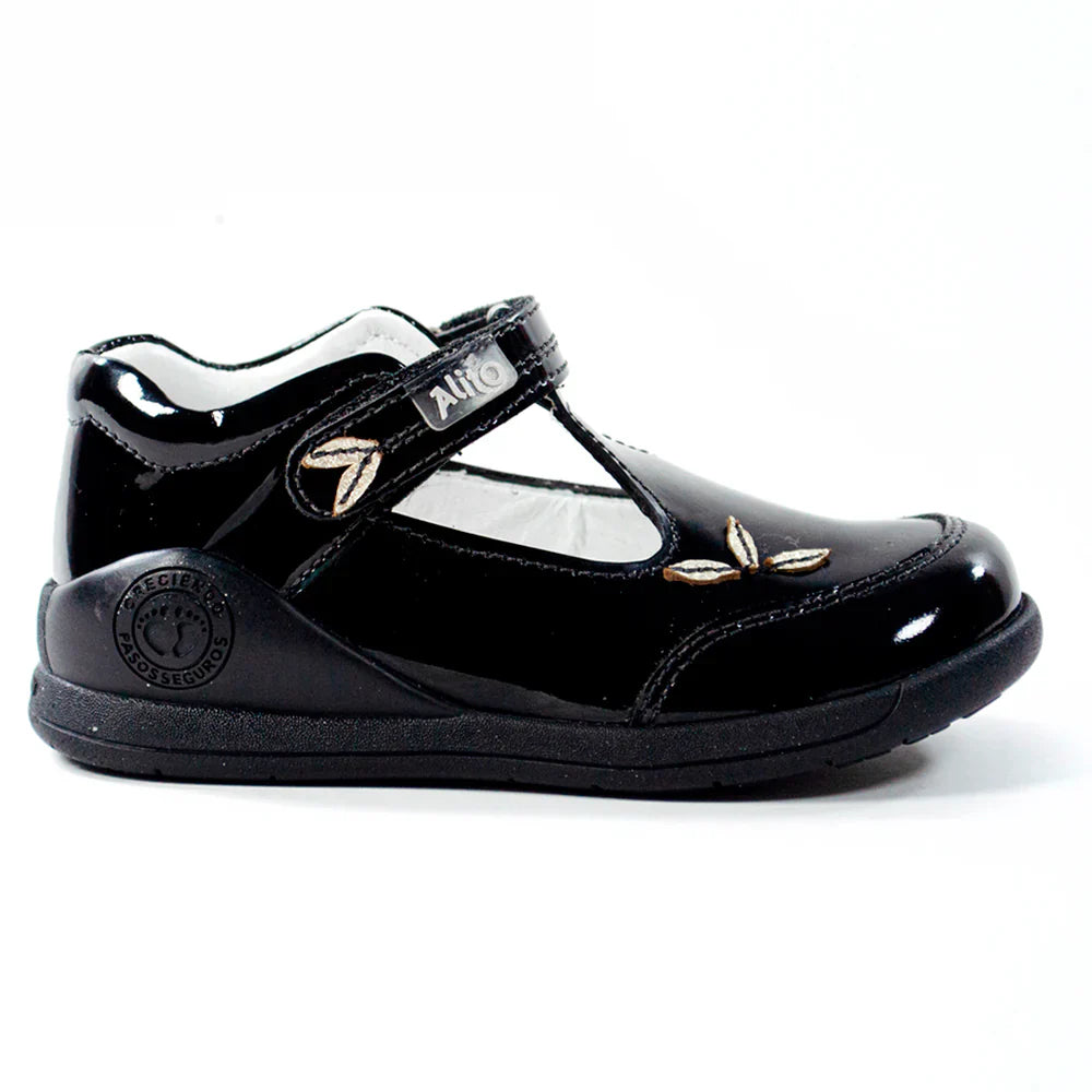 Zapatos para Niñas de color negro charol en vista frontal