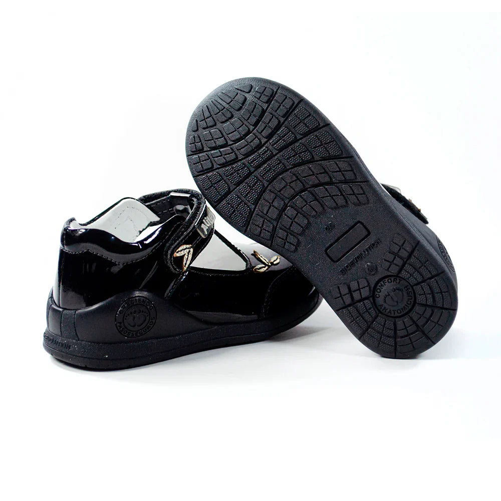 Zapatos para Niñas de color negro charol en vista lateral derecha