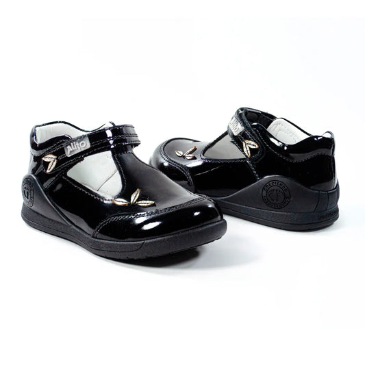 Zapatos para Niñas de color negro charol en vista frontal