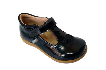 Zapatos para Niñas de color pega negro charol en vista frontal