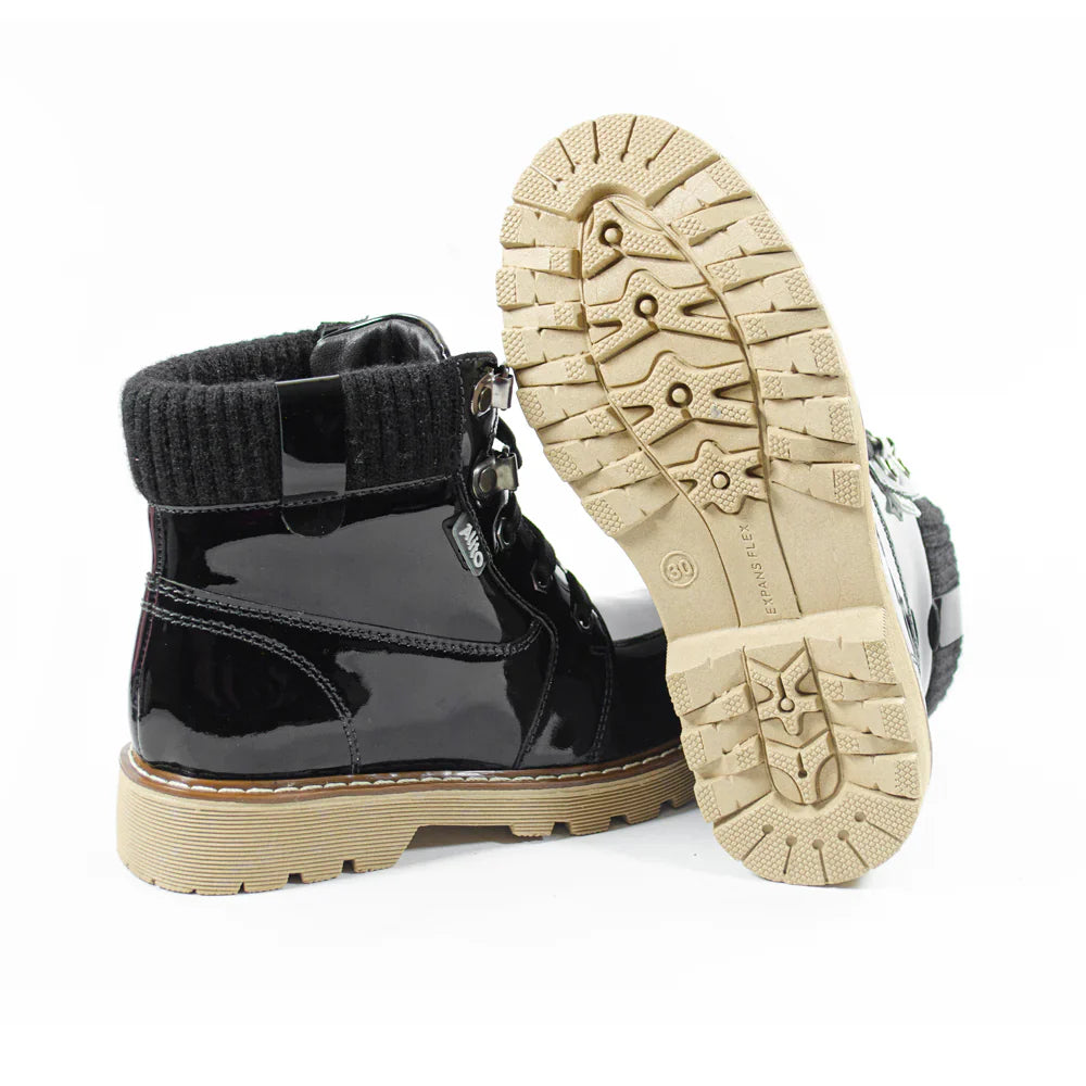 Botines para Niñas de color charol negro en vista lateral derecha