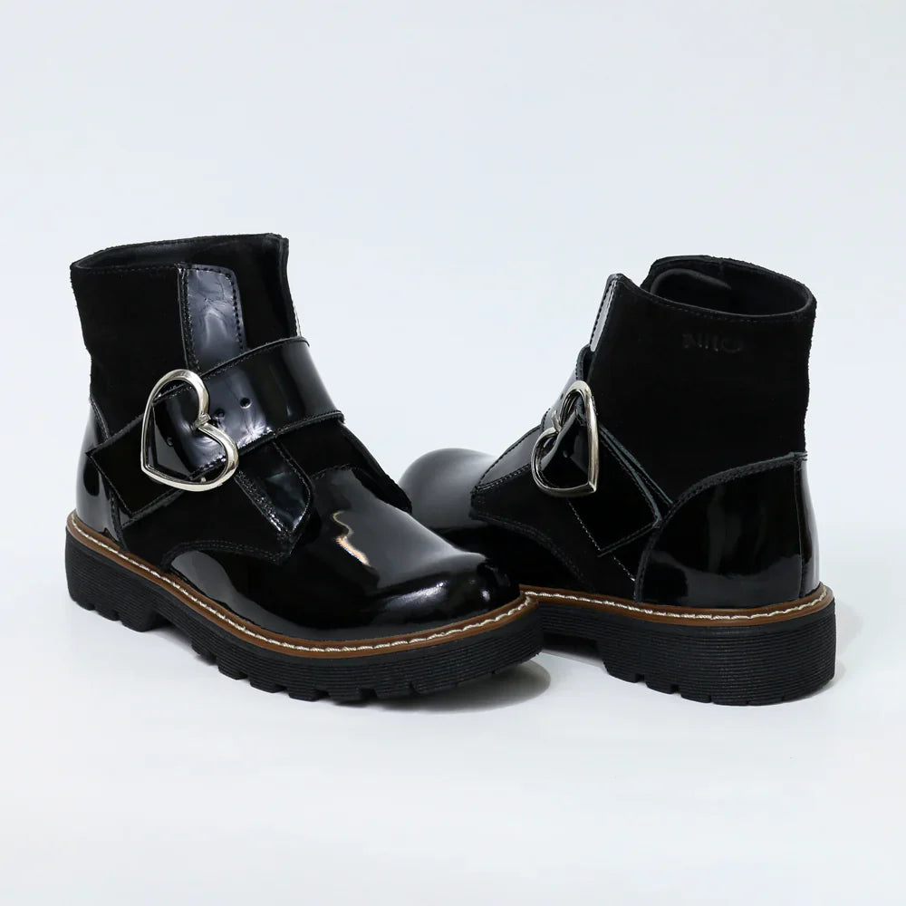 Botines para Niñas de color negro charol en vista frontal