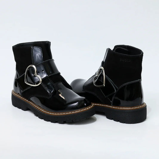 Botines para Niñas de color negro charol en vista frontal