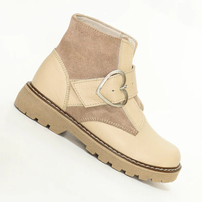 Botines para Niñas de color nude en vista lateral derecha