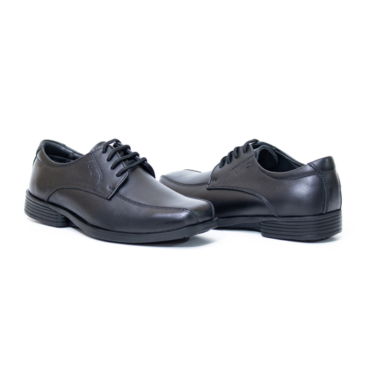 Zapatos para Escolares de color negro satinado en vista frontal